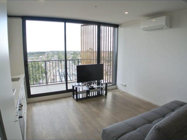 Light Filled Apartment with City Views & Convenient Location