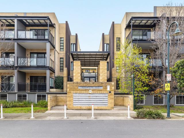 Light Filled Apartment with Balcony, Study Nook and Car Space in Glen Huntly