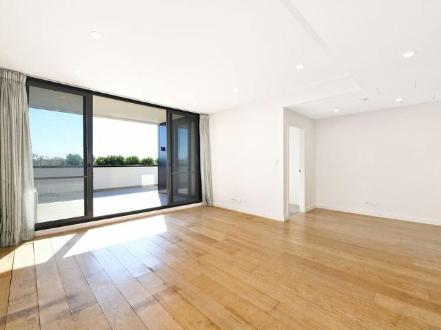 Light Filled Apartment with Huge Balcony & Fantastic Complex Amenities