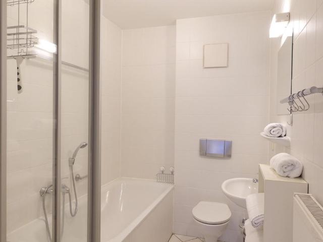 Light Filled Apartment with Large Balcony – Quiet Villa District, Dresden Amsterdam Apartments for Rent