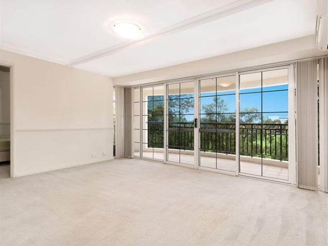 LIGHT FILLED APARTMENT WITH NORTH FACING BALCONY!