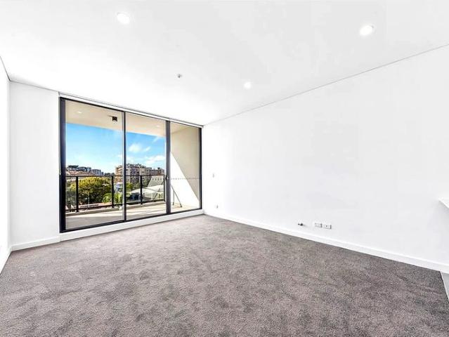 Light filled apartment with skyline views