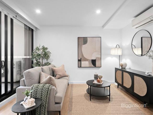 LIGHT FILLED APARTMENT WITH PRIVATE TERRACE IN THE HEART OF RICHMOND