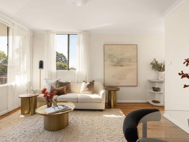 Light Filled Apartment with Timeless Appeal and Leafy Outlooks