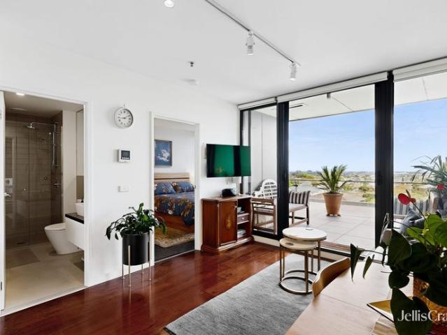 Light Filled Apartment with Uninterrupted City Views