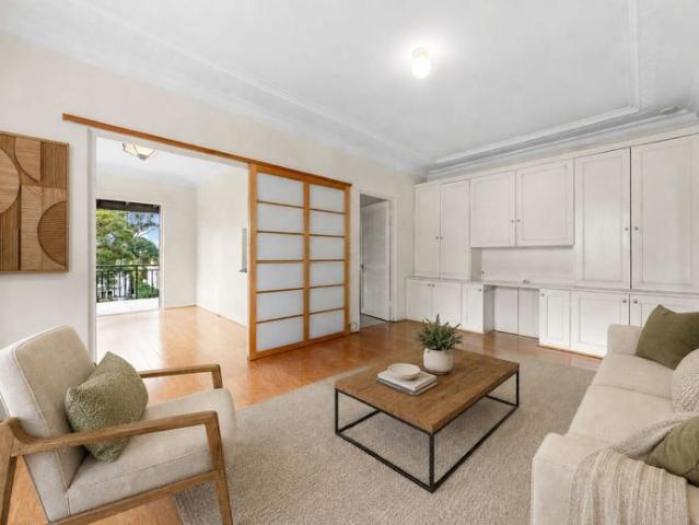 Light filled Art Deco apartment in exclusive Bellevue Hill setting