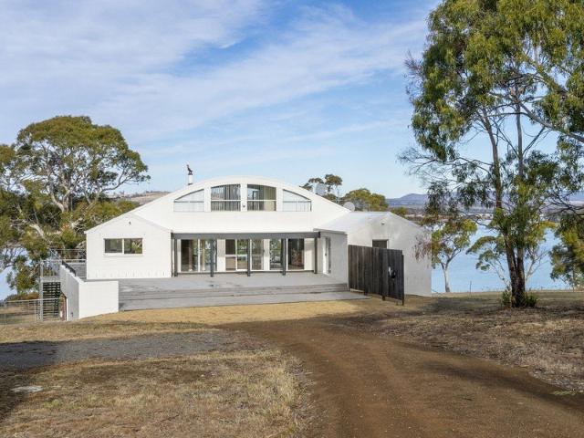 Light filled architectural living in an unforgettable setting