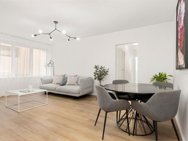 Light Filled Armadale Living Opposite Orrong Park