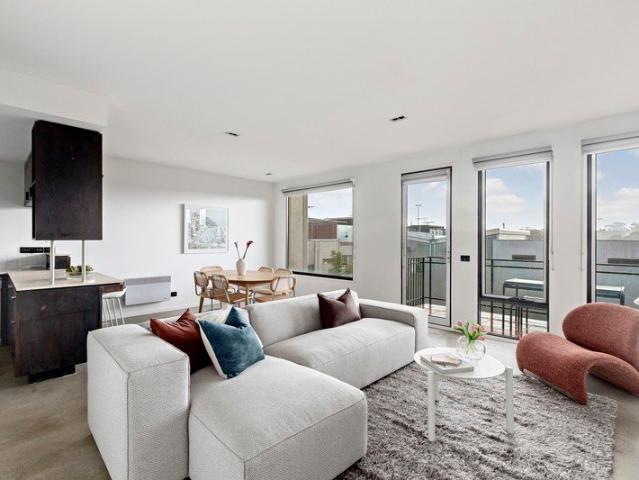 Light Filled Aspect with Views to Edinburgh Gardens