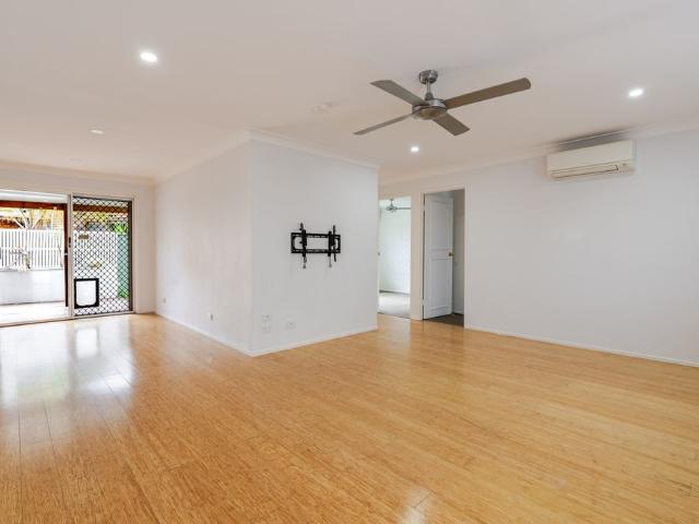 LIGHT FILLED BURLEIGH WATERS UNIT IN A FANTASTIC LOCATION
