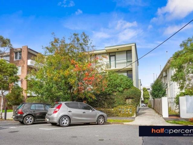 LIGHT FILLED GROUND FLOOR APARTMENT WITH OSP