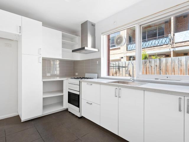 Light filled ground floor apartment in a prime lifestyle pocket
