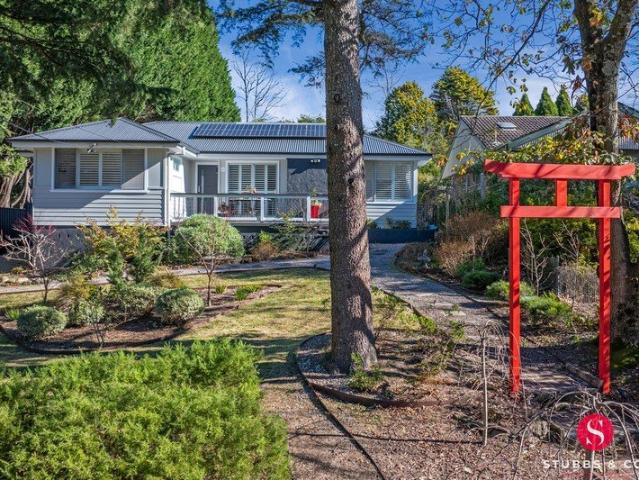 Light Filled Designer Living in a Quiet South Leura Cul de Sac