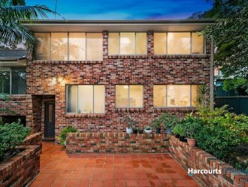 Light Filled Entertainer in a Peaceful Leafy Setting
