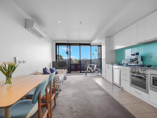 Light Filled Elvera Apartment with Panoramic Views & Parking