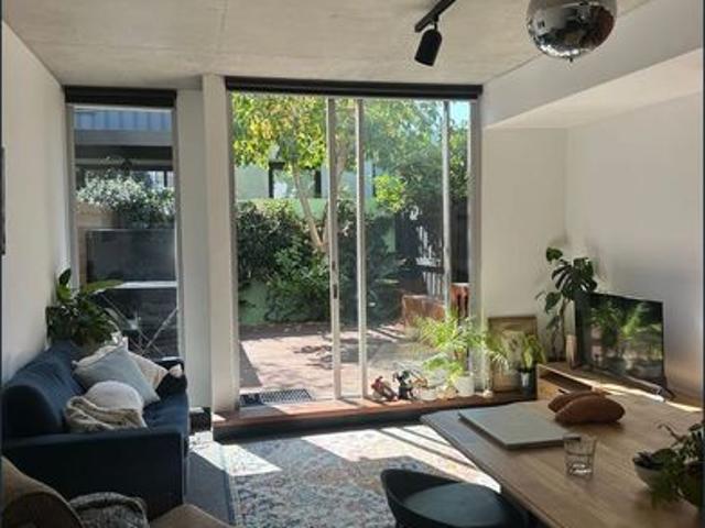 Light Filled Elwood Apartment Close to Beach And Shops