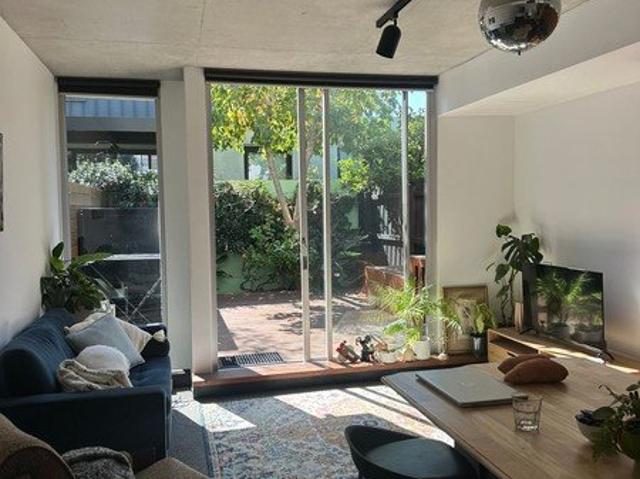 Light Filled Elwood Apartment Close to Beach And Shops