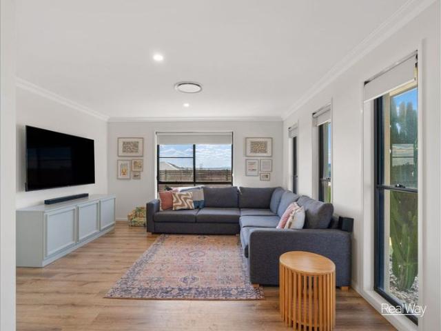 Light Filled Four Bedroom Home in Cotswold Hills