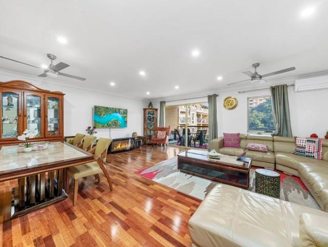LIGHT FILLED FAMILY HAVEN | LOCATION | SIZE AND CONVENIENCE WITH TWO CAR SPACES