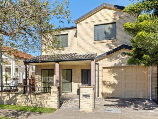 Light Filled Family Home in a Peaceful Mascot Pocket