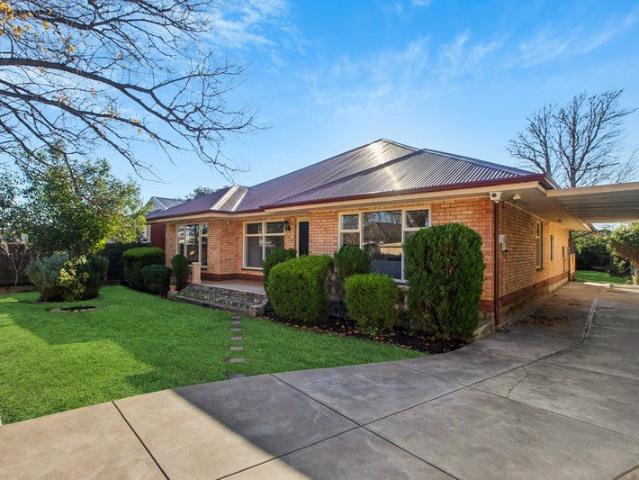 Light Filled Family Living with Multiple Living Zones in a Premier Coastal Setting