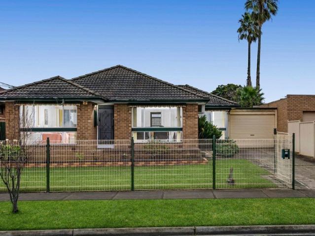 Light Filled Family Living in a Convenient Lalor Location