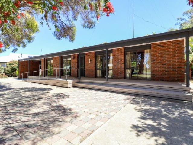 Light Filled Family Living in a Quiet, Convenient Location