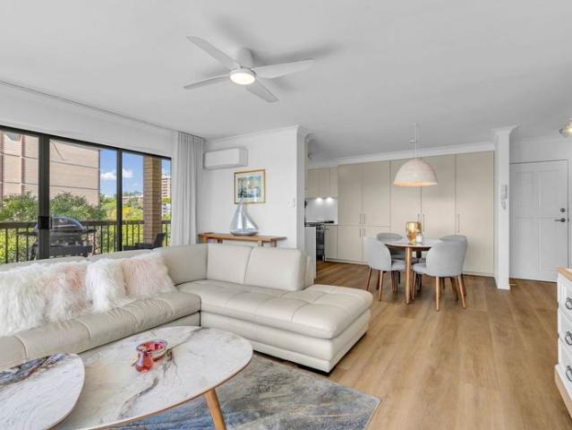 Light Filled Full Floor River view Residence St Lucia