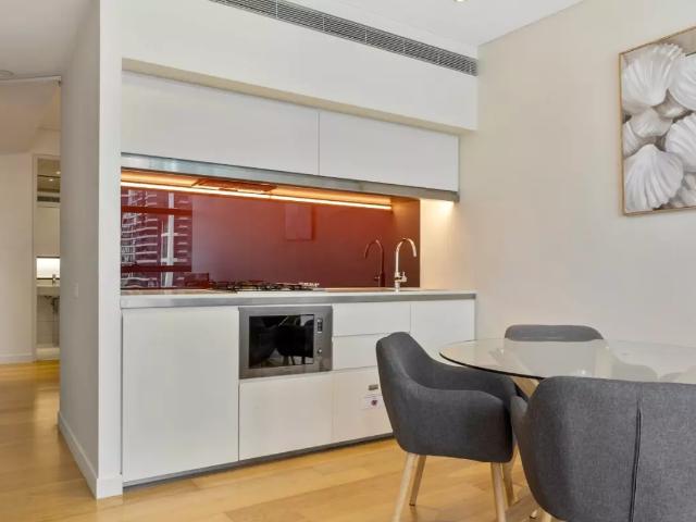 LIGHT FILLED FURNISHED SUITE IN THE CITY