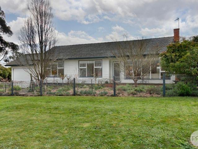 Light Filled Home With Stunning Gardens, Modern Updates And Relaxed Living