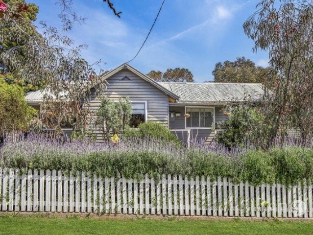 Light Filled Home in Maldon Township
