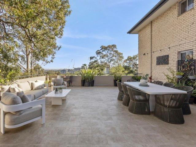 Light Filled Haven of Generous Proportions with a Vast Entertainers' Terrace