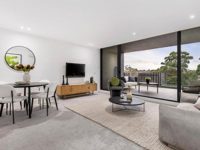 Light Filled Hawthorn Apartment with Terrace Living