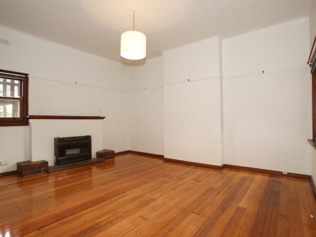 Light Filled One Bedroom Apartment in a Convenient Hawthorn Location
