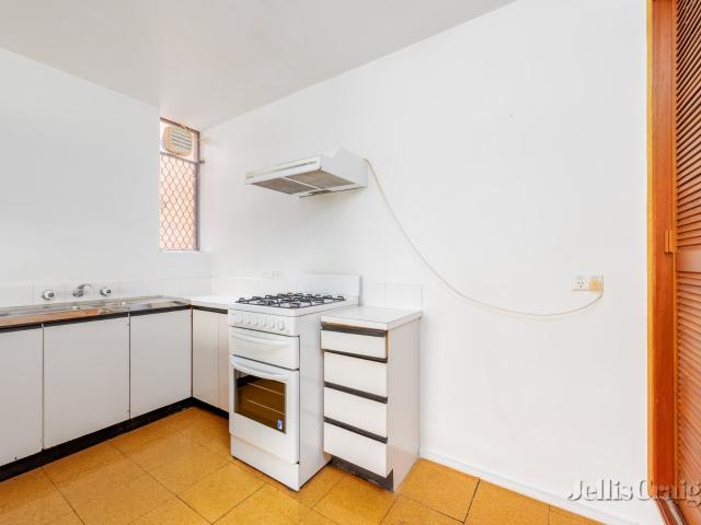Light Filled One Bedroom Apartment in a Convenient North Melbourne Location