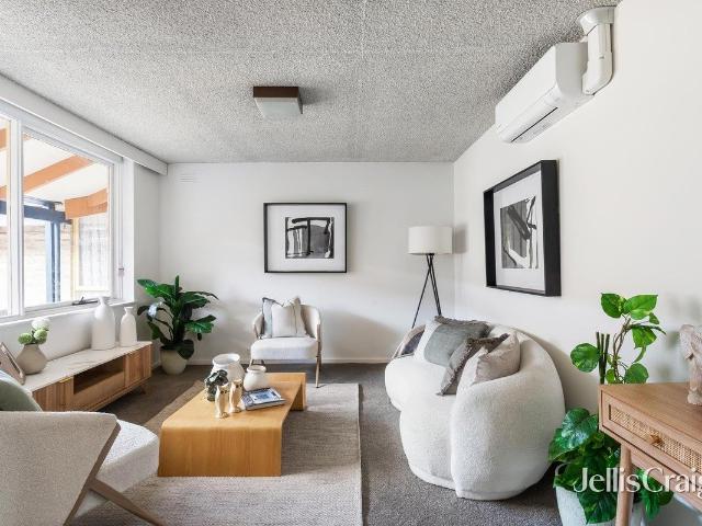 Light Filled One Bedroom Apartment in Convenient Hawthorn Location