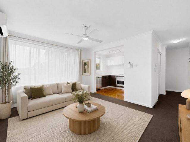 Light Filled One Bedroom Living in a Quiet Court Setting