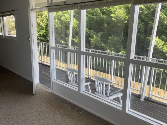LIGHT FILLED ONE BEDROOM UNIT, WALK EVERYWHERE!