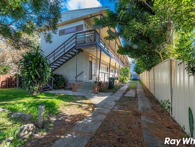 LIGHT FILLED ONE BEDROOM UNIT, WALK EVERYWHERE!