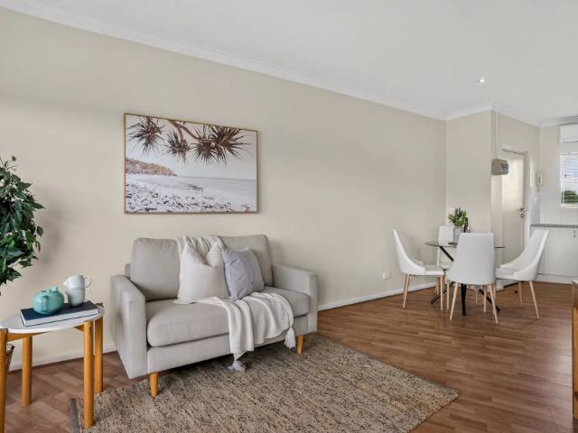Light Filled One Bedroom Unit Between City and the Sea