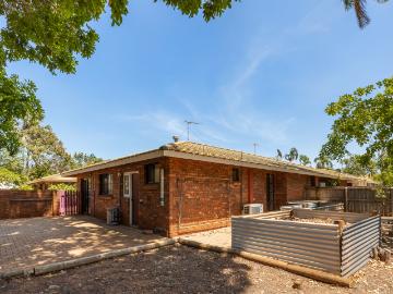 Light filled, Old Broome Gem Walk to Town Beach!