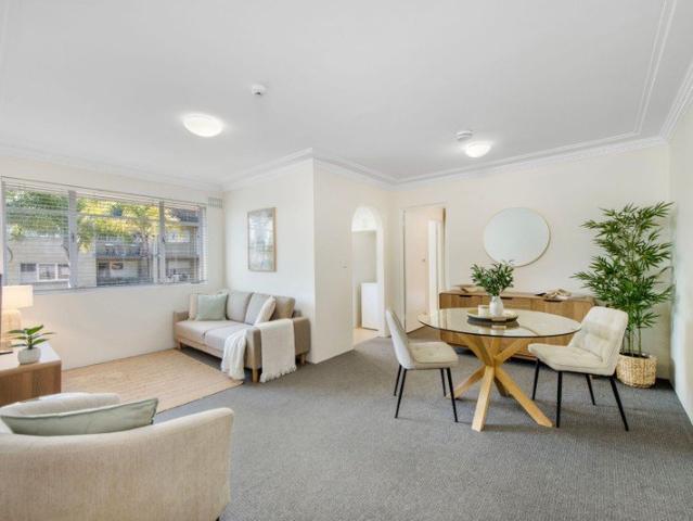 Light filled, low maintenance living in walk everywhere location