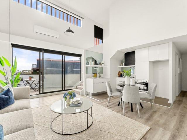 Light Filled Living by the Bay
