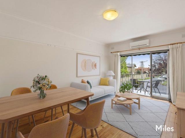Light Filled Living in a Coveted Ivanhoe Pocket