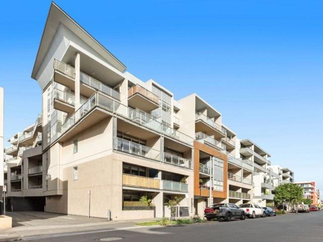 Light Filled Living in a Coveted Port Melbourne Pocket