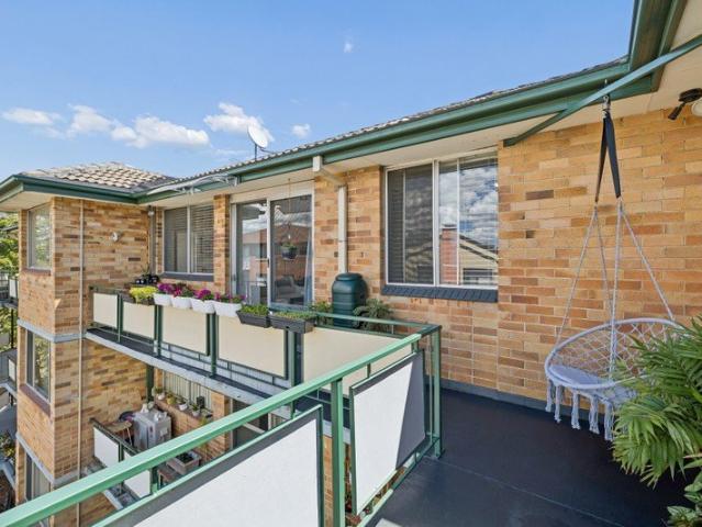 LIGHT FILLED LIVING IN A CONVENIENT LOCATION!