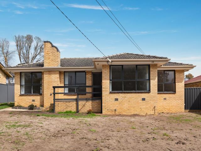 Light Filled Living in a Convenient Mooroolbark Location
