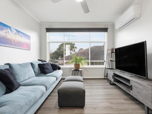 Light Filled Living in a Brilliant Glen Iris Location