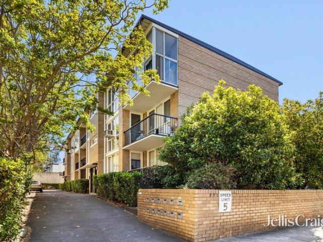 Light Filled Living in a Desirable Toorak Pocket