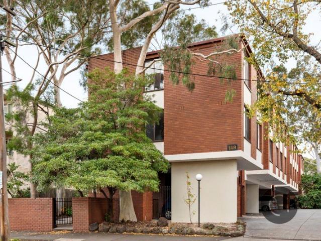 Light Filled Living in a Leafy Flemington Hill Setting